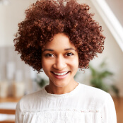 Sophie, IAS, trouve l'interface de Fees and You claire et intuitive, facilitant sa gestion de la conformité