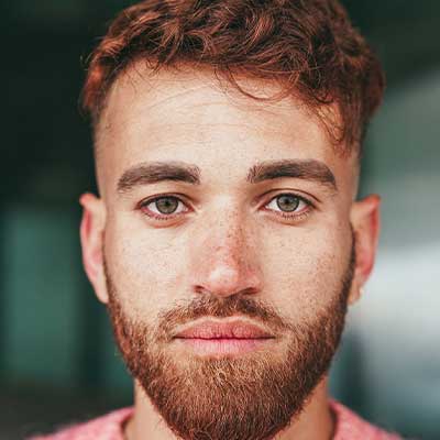 Antoine, CIF, utilise la plateforme SCPI de Fees and You pour gérer et analyser efficaement les investissements de ses clients"